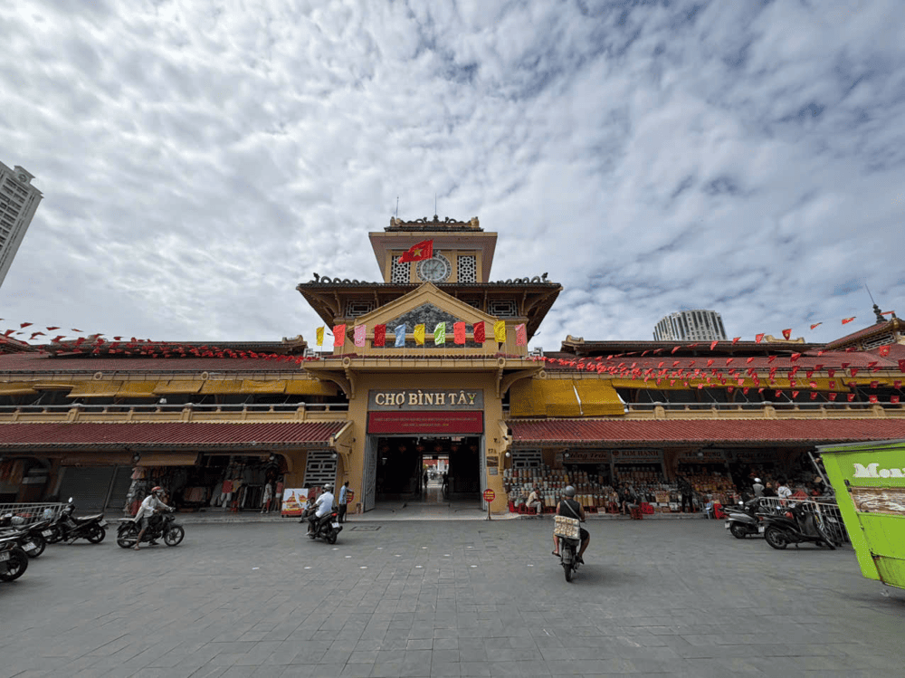 Almost everyone in Saigon is familiar with Binh Tay Wholesale Market (Source: Chợ B&igrave;nh T&acirc;y - TP. Hồ Ch&iacute; Minh)